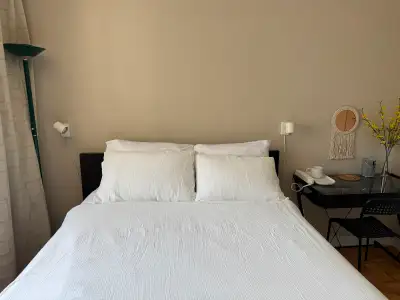 Queen Room at DowntownToronto, NearSubway, CNTower, View more