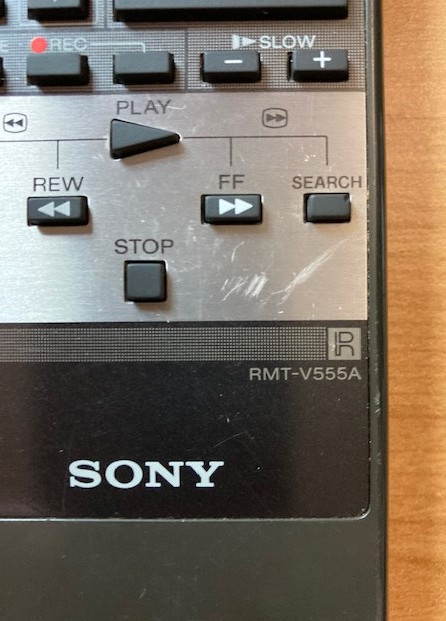 Télécommande Sony RMT-V555A dans Accessoires pour télé et vidéo  à Lévis - Image 2