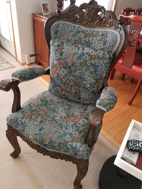 2 ANTIQUE KING JAMES ACCENT CHAIRS in Chairs & Recliners in Medicine Hat - Image 2