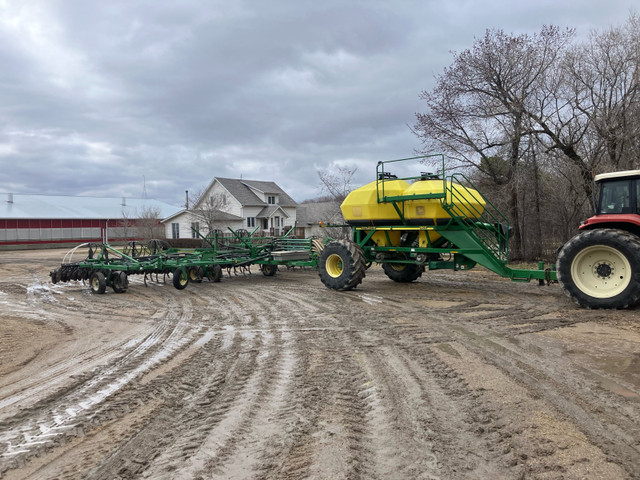 John Deere drill 44 foot in Farming Equipment in Winnipeg