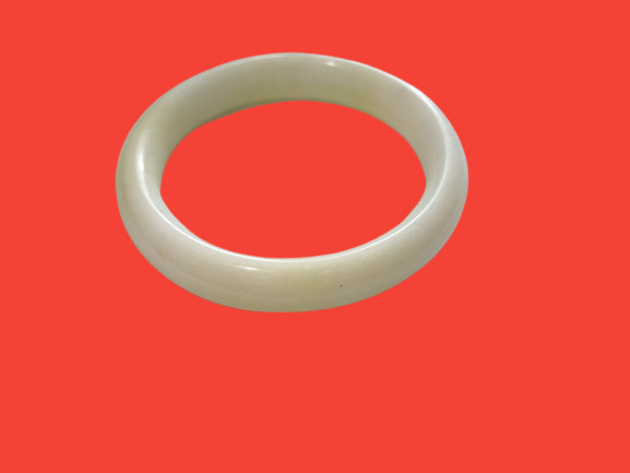 White Mutton Jadeite Bangle in Jewellery & Watches in City of Toronto - Image 4