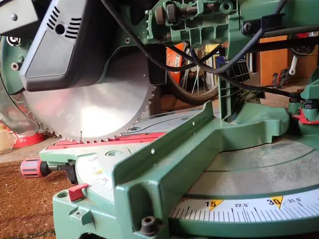 12" Sliding Compound Miter Saw by General in Power Tools in Thunder Bay - Image 7