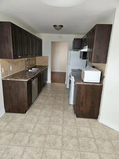 Beautiful and spacious end‑unit 4‑bedroom, 2.5‑bath Minto Park Place townhome with a finished baseme...