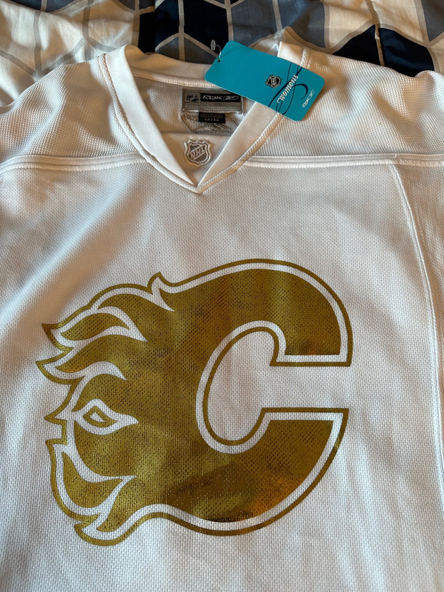 Women's Calgary Flames Jersey in Hockey in Ottawa - Image 2