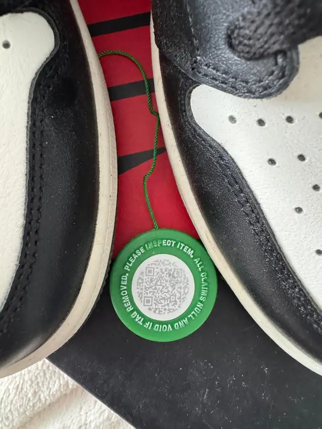 Air Jordan 1 Retro High OG 'Dark Mocha' size 10. BRAND NEW! in Men's Shoes in Ottawa - Image 4