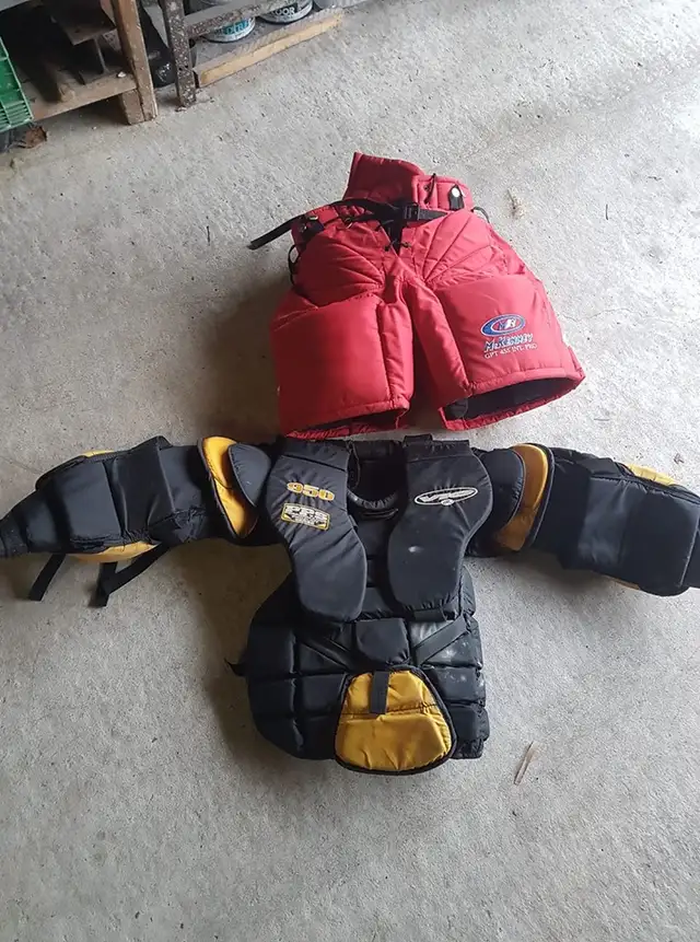 Hockey Goalie Equipment - Pants and Chest Protector in Hockey in City of Toronto - Image 2