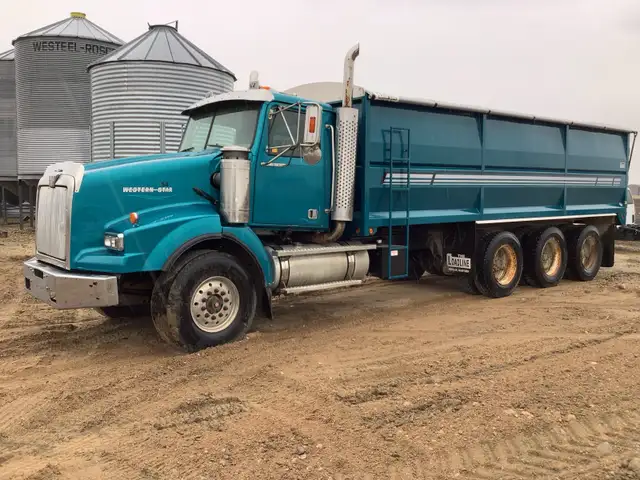 2004 Western Star Tridrive in Heavy Trucks in Regina - Image 5