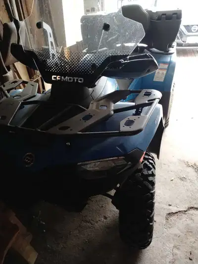 On a un ATV 4 roues CF Force tout équipé pour 2 personnes 400cc avec beaucoup de storage. On a payé...