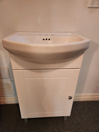 Small vanity with sink - Petit meuble lavabo