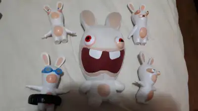 1 toutou et 4 figurines