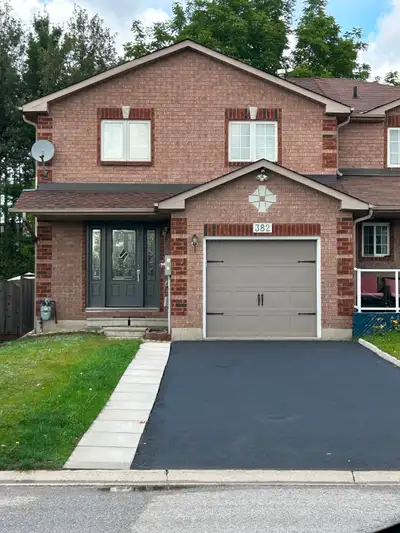 Room for rent in a nice house in Barrie, Ontario. The house is within walking distance to RVH and Ge...