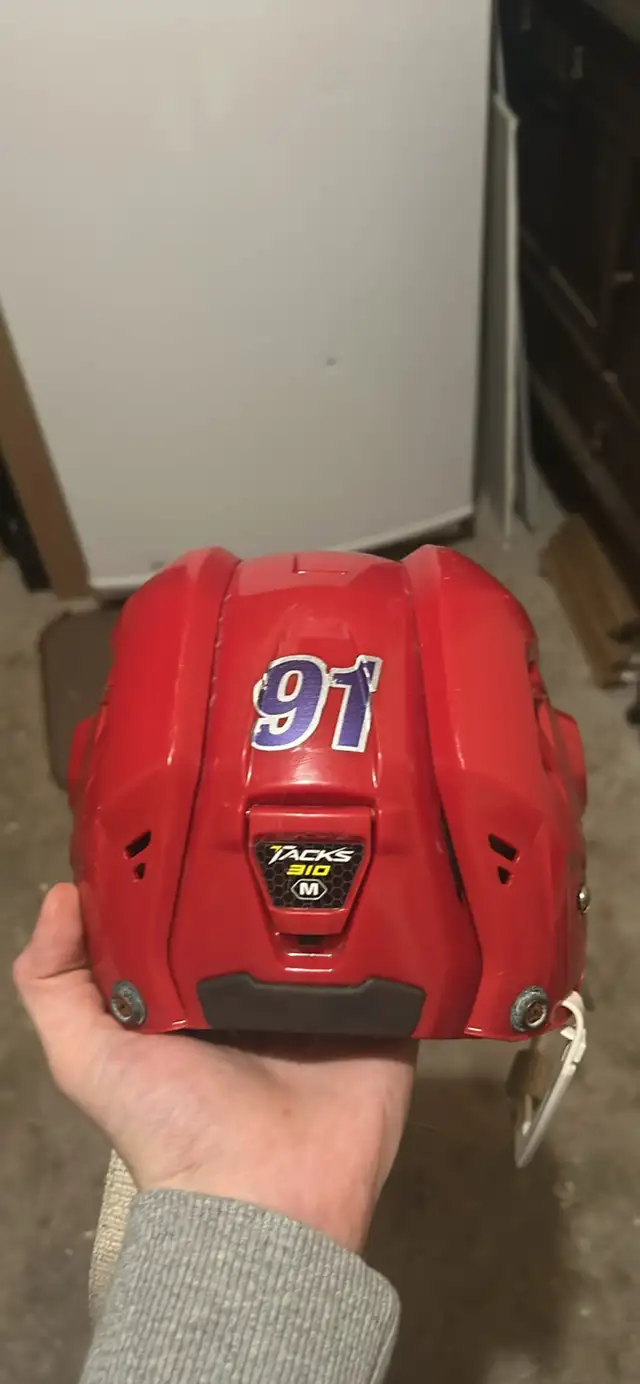 hockey helmet  in Hockey in Oshawa / Durham Region - Image 2
