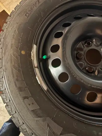 Like new ! Blizzak 4 winter tires and rims in excellent condition. They have about 8000 km only. Pai...