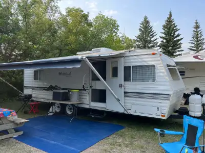 - 28’ travel trailer - Sleeps 6 (Queen bed in separate bedroom, fold down dinette, & futon) - 4500 l...