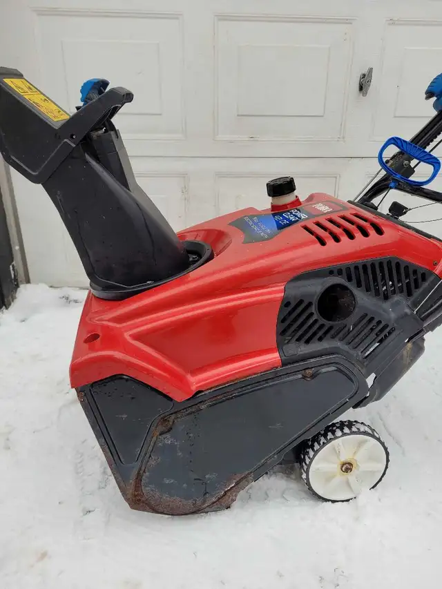 Toro Powerclear 421QE snowblower in Snowblowers in Kitchener / Waterloo - Image 7