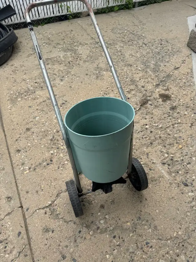 Fertilizer Spreader in Plants, Fertilizer & Soil in Regina - Image 5