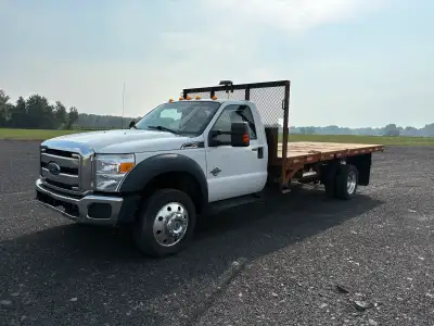 Ford F-550 xlt superduty powerstroke diesel with 362027km. A steel platform is mounted on the back,...