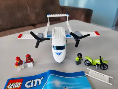 Lego City * L'avion de secours #60116 183 pièces 20$ * Le transporteur de motos de course #60084 178...