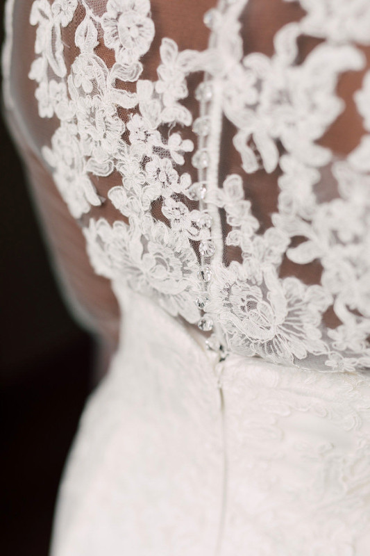 WEDDING DRESS SIZE 12: Professionally Cleaned Like Brand New!!! in Wedding in Markham / York Region - Image 4