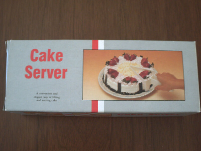 Vintage Cake Server / Cake Lifter in Kitchen & Dining Wares in Winnipeg