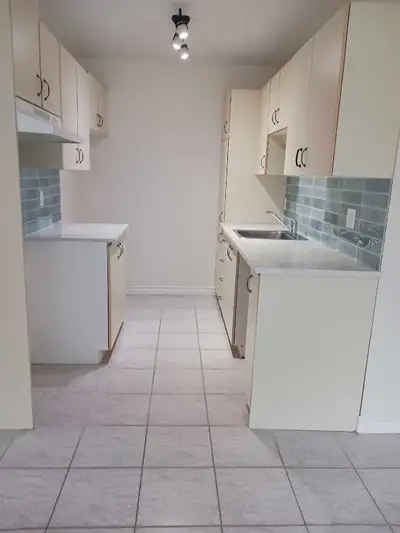 1er Août  Lévis (St Rédempteur)Logement 6.5 au RDC dans quadrupl