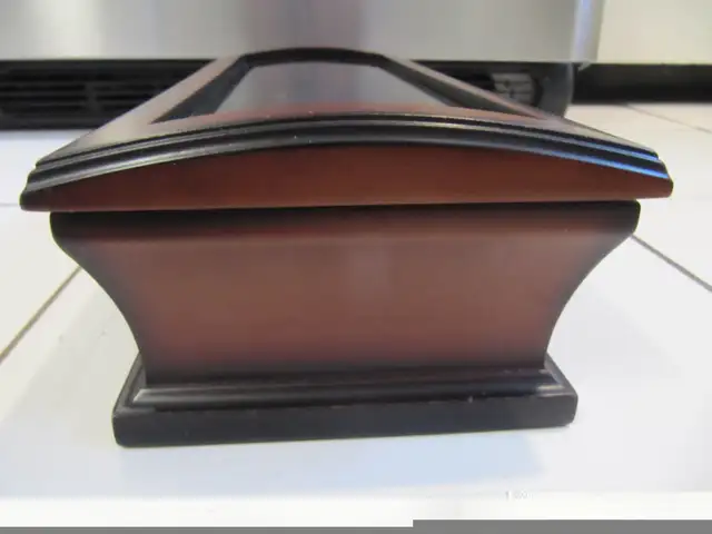 Classic Bombay Model 714 Solid Wood Jewellry/Watch Box Circ 2009 in Jewellery & Watches in Mississauga / Peel Region - Image 4