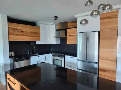 Condo refait à neuf proche services. Copropriété très calme et très bien gérée: épiceries ( IGA en f...