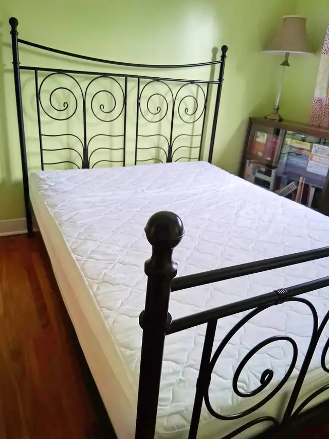 Grand Lit en metal format Queen - Norsund IKÉA – 325$ in Beds & Mattresses in Longueuil / South Shore - Image 7