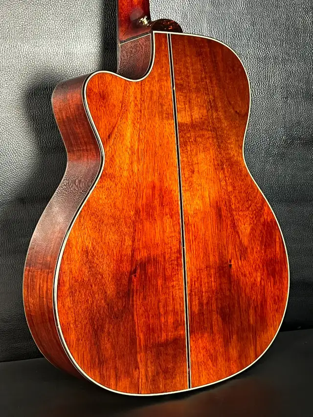  Takamine LTD2025 Limited Edition Antique Evergreen in Guitars in Mississauga / Peel Region - Image 8