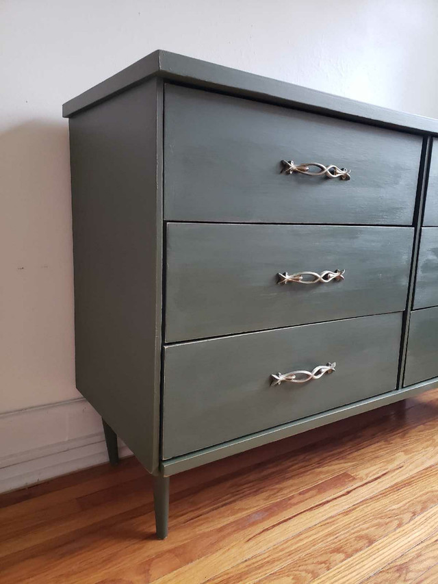 Beautiful Refinished Mountain Olive MCM Dresser  in Dressers & Wardrobes in Kingston - Image 4