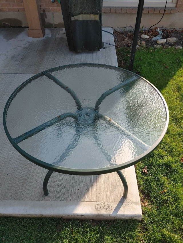 Round patio table, diameter 40" in Patio & Garden Furniture in St. Catharines - Image 2