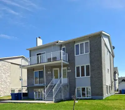 Beau et grand 5 Et demi à louer à St-Jerome, secteur Lafontaine. Le logement est bien illuminé et si...