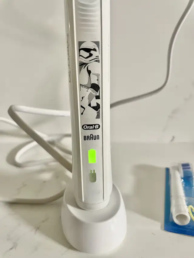 Oral-B Star WarsElectric Toothbrush + Charger & New Bru