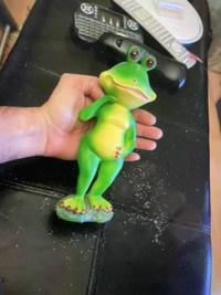 Green frog figurine 