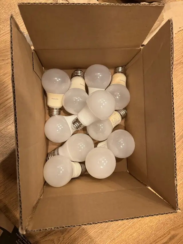 Miscellaneous light bulbs (par16 and regular medium base) in Indoor Lighting & Fans in City of Toronto - Image 4