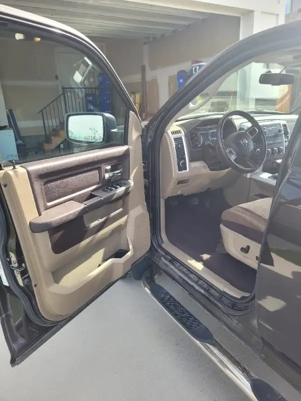 2011 Dodge Ram 1500 4x4 SLT Quad Cab MINT INTERIOR in Cars & Trucks in Calgary - Image 7