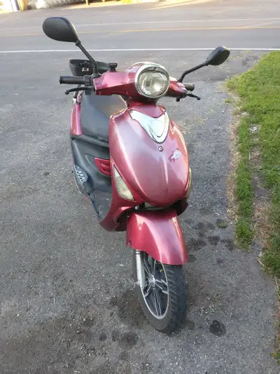 Scooter électrique Gio 2020 pour pièce mais fonctionne lumière a changer et frein gauche a remplacer...