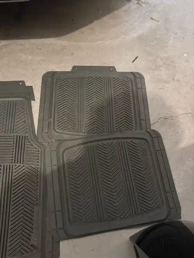 These are used Hyundai Santa Fe winter mats, perfect for protecting your vehicle's interior from sno...