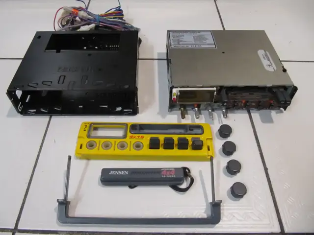 Vintage Rare Jensen JS-9400 4x4 All Terrain Car Stereo Cir 1992 in Arts & Collectibles in Mississauga / Peel Region - Image 3