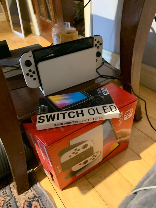 Nintendo switch Oled comes with the original box La Nintendo Switch