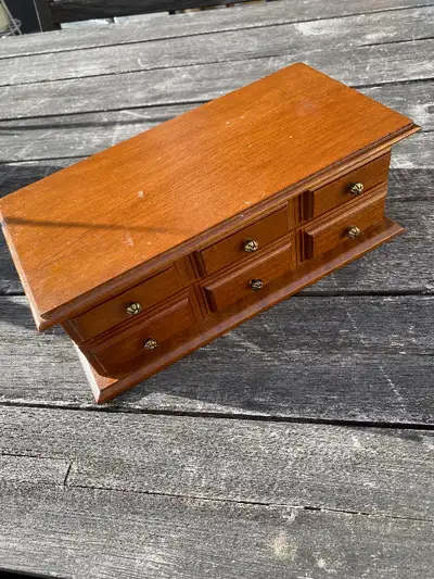 Dimensions: 10" de long (gauche à droite), 5" de large/ profond (avant à arrière), 4" de haut. Coffr...