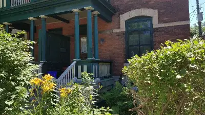 Golden Triangle/X-Large Room/Available Aug 15th