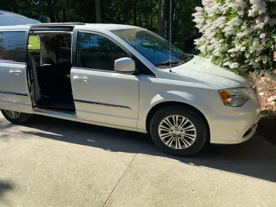 2013 dodge town country van 6 cyl loaded everything works SAFTIED runs great call 519 520 5581 to vi...
