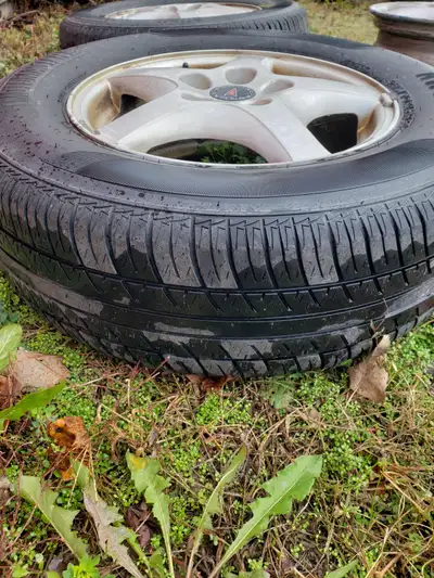 Motomaster AWII All season tires 215 70 R15 Two tires and 4 aluminium rims. Code of the rims is 15x6...