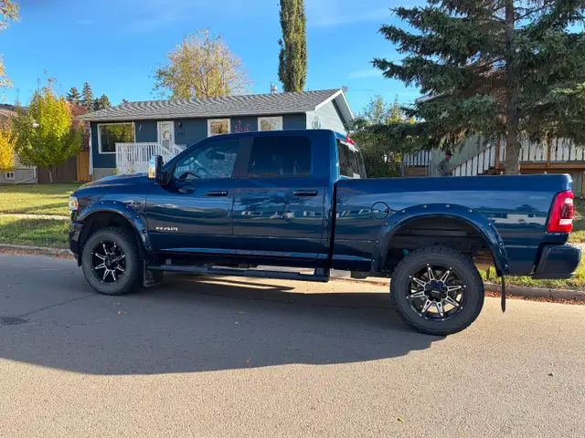 2024 Ram 2500 Laramie 4x4 HEMI V8 — Only  34,098