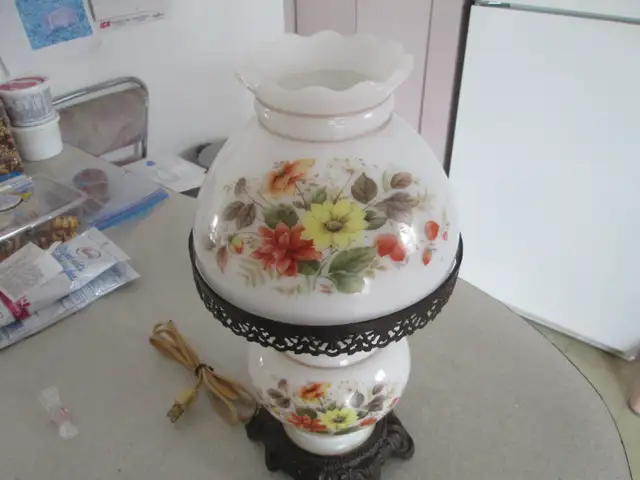 lampe de chevet  allure lampe huile?? in Kids in Laval / North Shore - Image 2