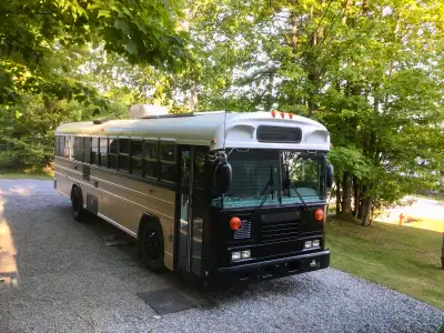 Magnifique autobus converti en véhicule récréatif . Approuvé par SAAQ Peut-être conduit avec Classe...