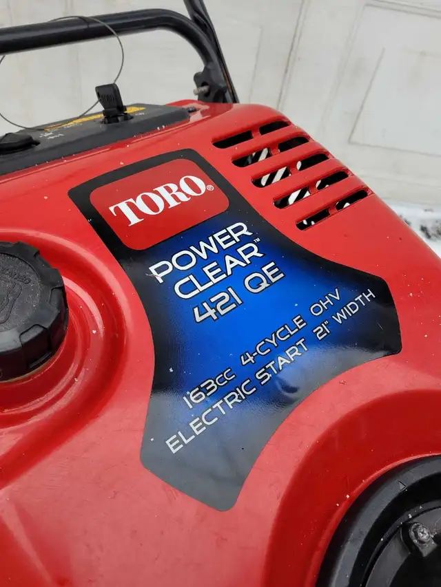 Toro Powerclear 421QE snowblower in Snowblowers in Kitchener / Waterloo - Image 3