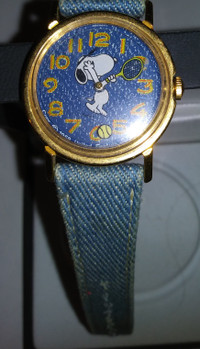 1958 United Feature Snoopy Tennis Ball Watch               h