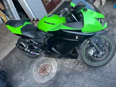 2009 ninja Kawasaki 250R,with 19000km, asking $4500. Great beginner bike, very light. Comes with mat...